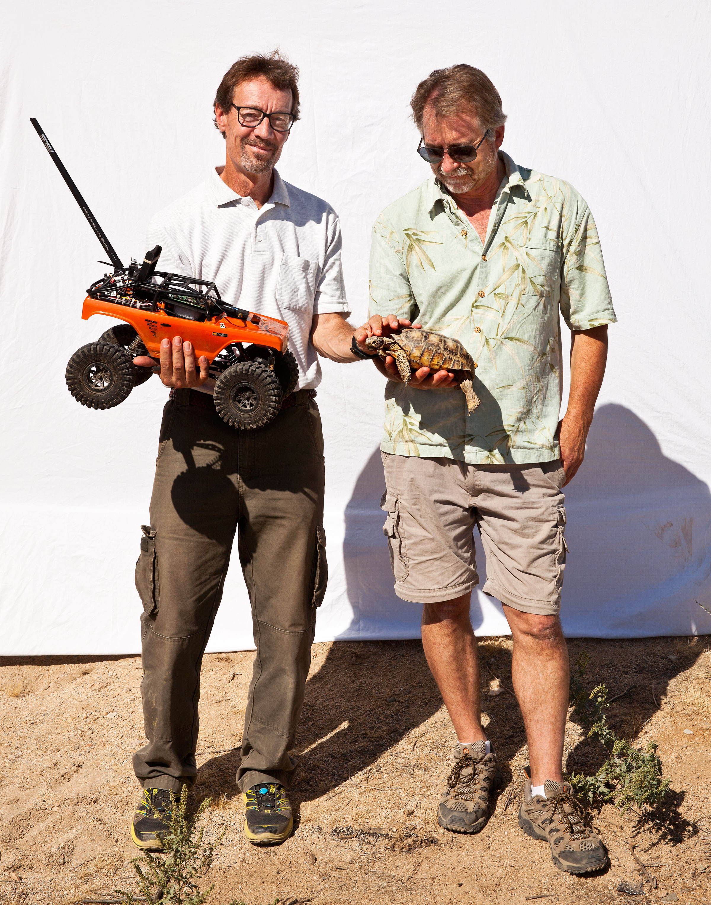Los desarrolladores del robot, Roy Haggard y Chris Smith, con su creación y una tortuga en cautiverio. Tom Fowlks