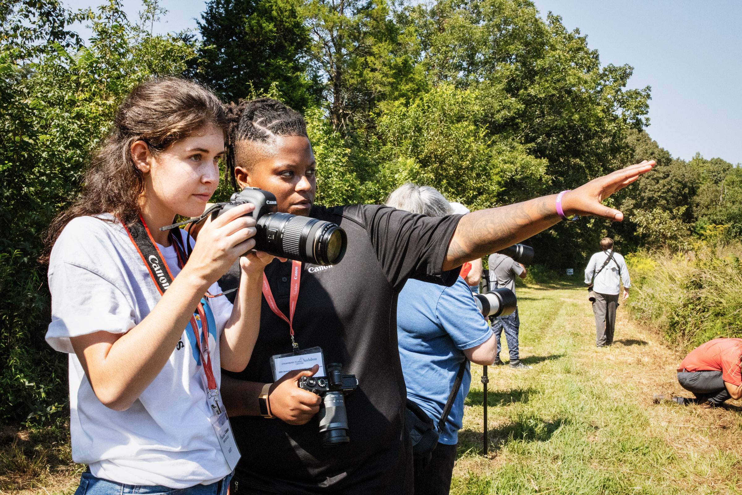 Emily Shy (left), member of the Magnolia Grove Audubon campus chapter, gets photography tips from Canon expert Nicki Drake during a "Birds in Focus" walk. Mike Fernandez/Audubon