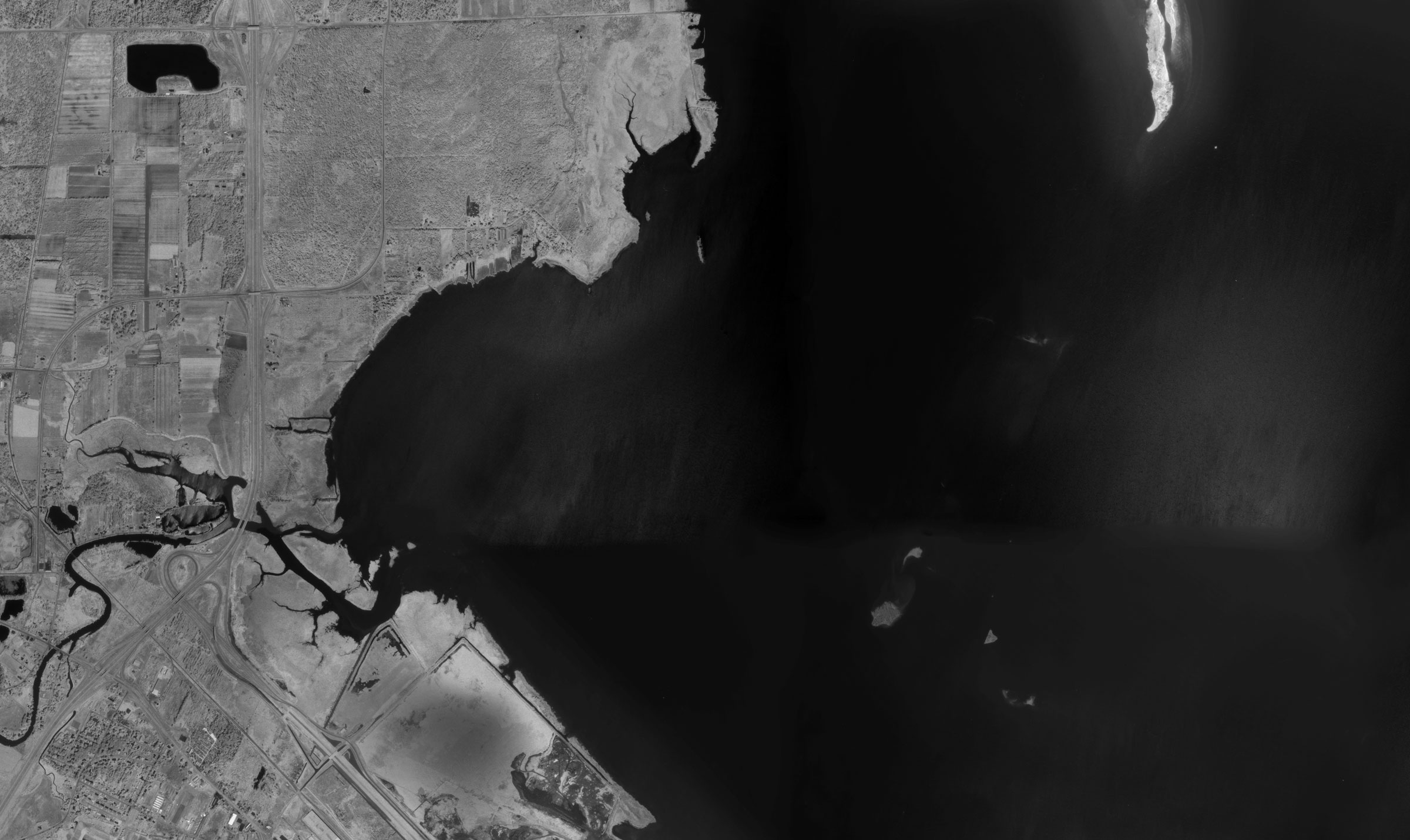 Aerial images of Lower Green Bay from 1960 (top) and 1978 show the loss of island and wetland habitat in the Cat Island chain. Brown County Planning & Land Services Department